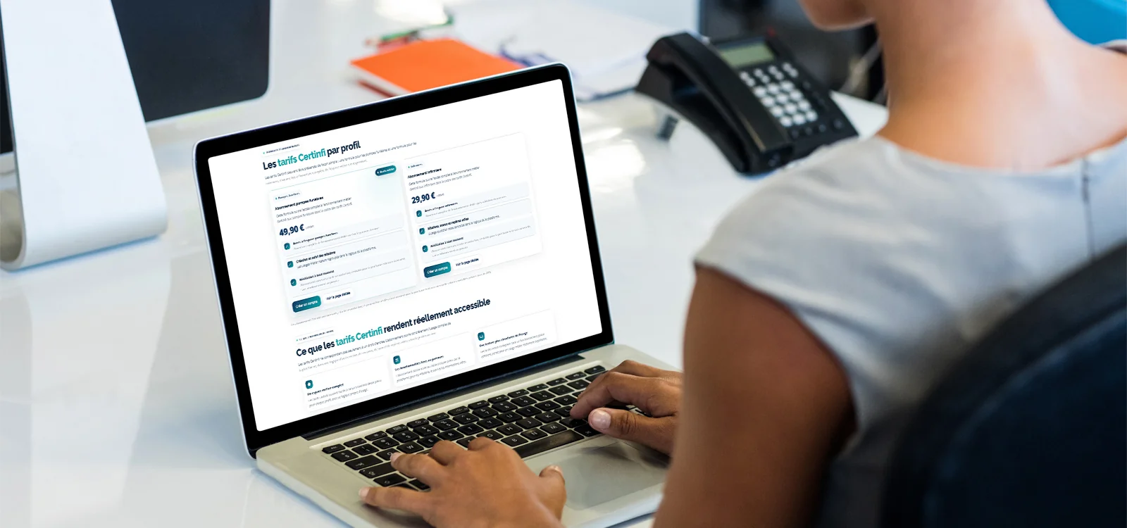Tarifs Certinfi affichés sur interface de plateforme en contexte professionnel